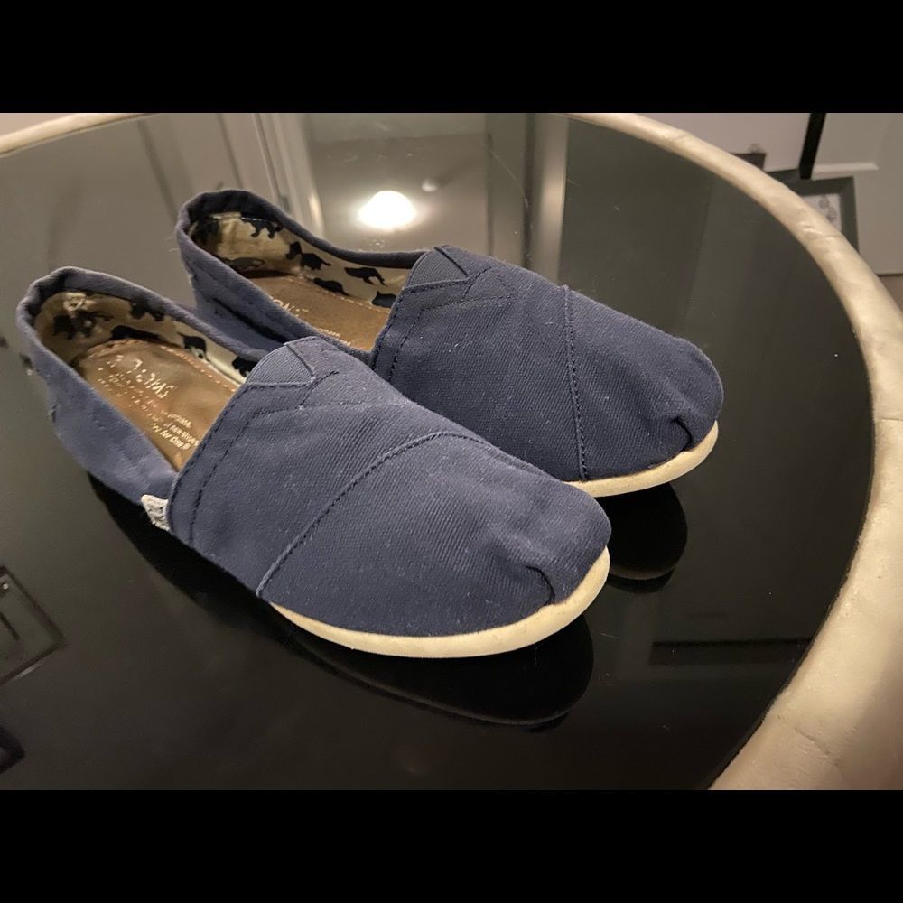 TOMS slip on